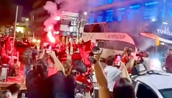 Centro de Rio Branco explode em festa rubro-negra antes de caravana rumo à final da Libertadores em Lima, no Peru