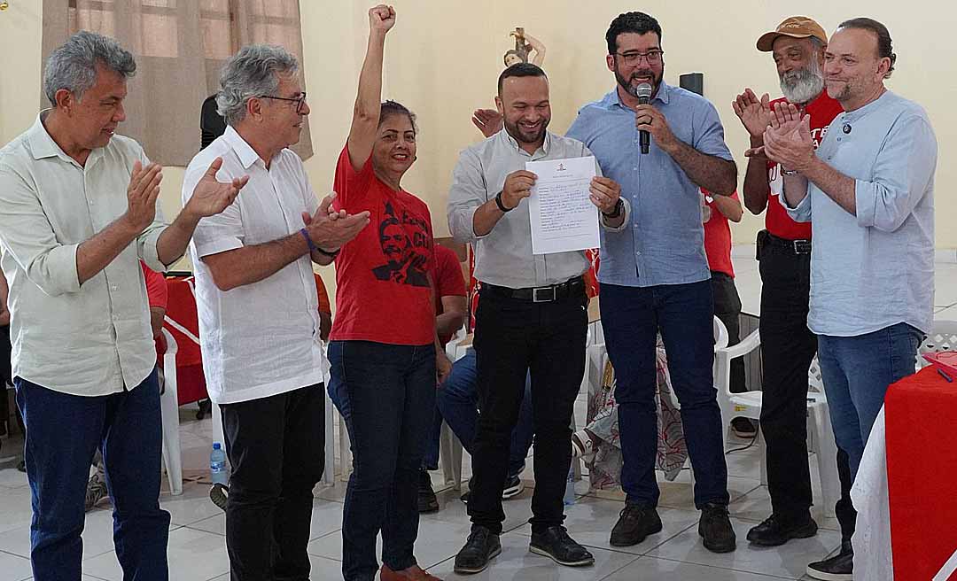 Durante visita de Edinho Silva, padre Antônio Menezes se filia ao PT em Xapuri