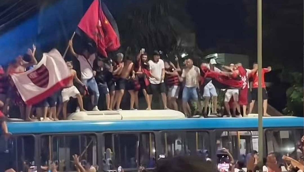 Torcedores transformam ônibus da Ricco em ‘trio elétrico’ e comemoram tetra do Flamengo nas ruas de Rio Branco