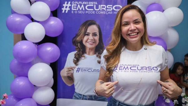 Deputada Dra. Michelle Melo entrega certificados a alunas do curso de Design de Sobrancelhas na Baixada da Sobral