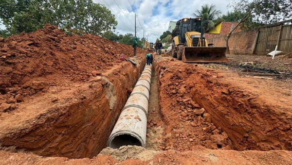 Na Estrada Dias Martins, Deracre realiza serviços de drenagem no trecho após a ponte