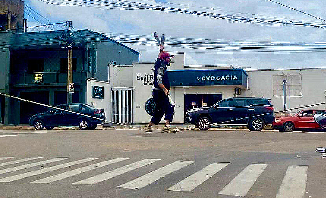 Malabarismos sobre corda entre semáforos: imigrante transforma arte de rua em espetáculo aéreo na Isaura Parente