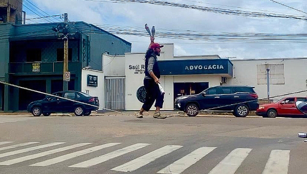 Malabarismos sobre corda entre semáforos: imigrante transforma arte de rua em espetáculo aéreo na Isaura Parente