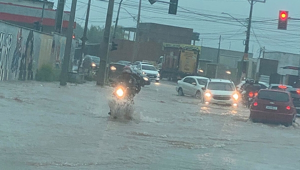 Chuva forte alaga vias e deixa trecho da Jarbas Passarinho intrafegável em Rio Branco