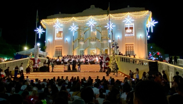 Centenas de pessoas prestigiam Cantata de Natal em frente ao Palácio Rio Branco; Escola de Música do Acre emociona público