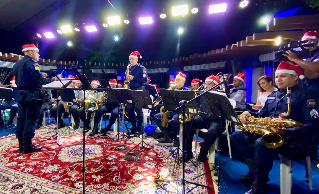 Banda “A Furiosa” da PM embala a Praça da Revolução com hits natalinos antes do acender das luzes do “Natal de Vida, Esperança e Dignidade”