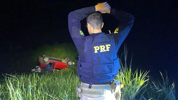 Capotamento deixa duas pessoas feridas na BR-364; PRF tenta intimidar jornalistas que buscavam informações sobre o acidente