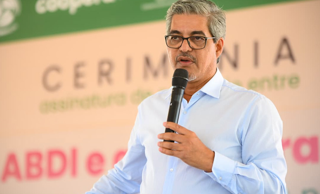 Edvaldo comemora assinatura de convênio entre a ABDI e a Cooperacre para a construção duas indústrias de beneficiamento de café, beneficiando quase 300 famílias