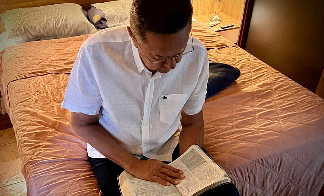Em tribulação familiar, Silas Câmara publica foto lendo a Bíblia e diz que Jesus o sustenta