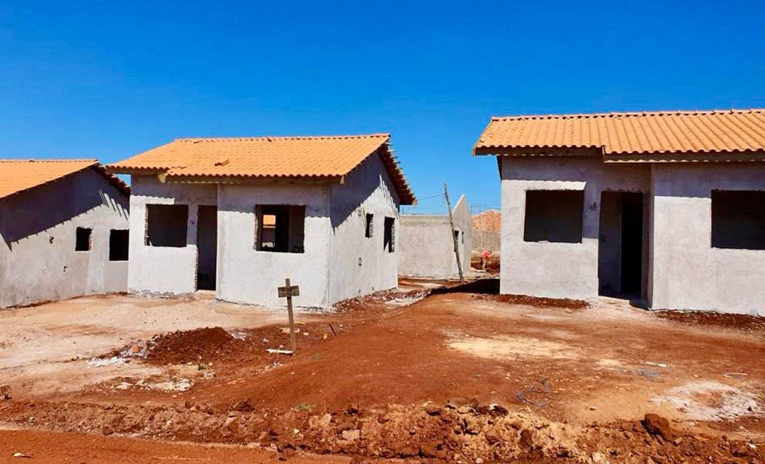 Atrasos em obras habitacionais adiam entrega de moradias populares no Acre devido ao descumprimento contratual das empreiteiras