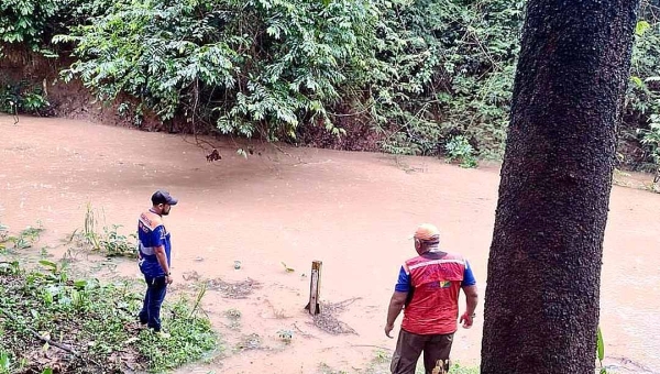 “A cada hora chove o equivalente a um dia inteiro de dezembro”, alerta Cláudio Falcão sobre elevação dos igarapés em Rio Branco