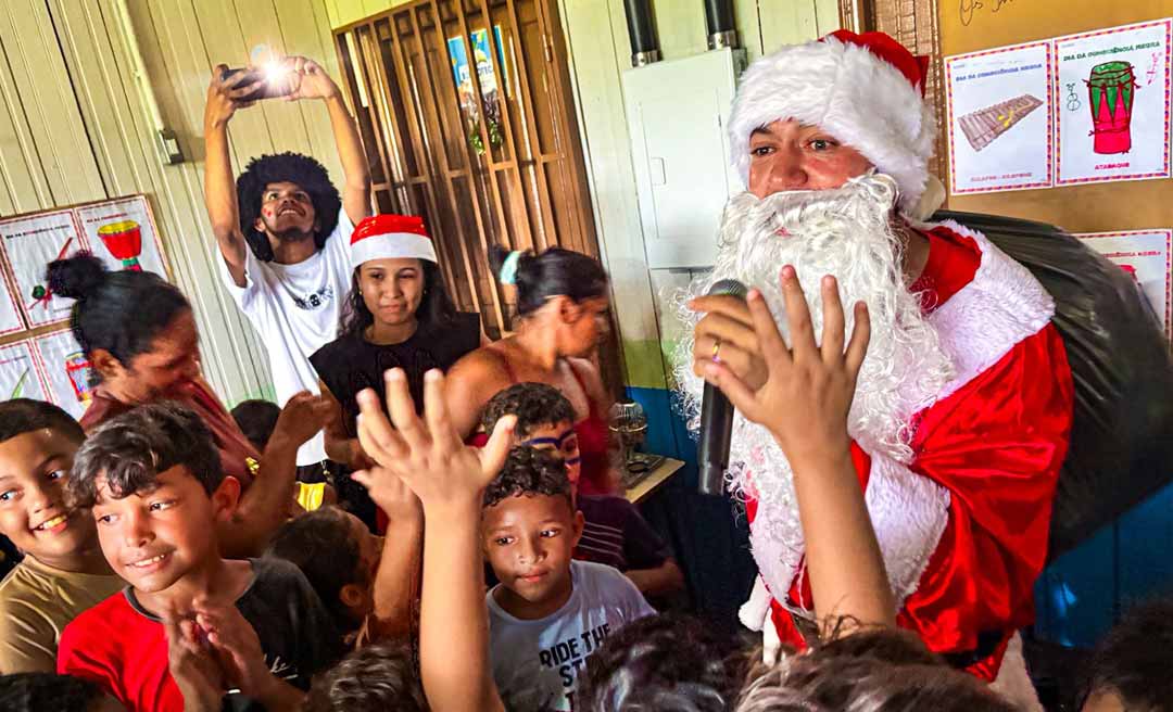 Cesário do PT se veste de Papai Noel e leva brinquedos e brincadeiras a crianças do Polo Wilson Pinheiro
