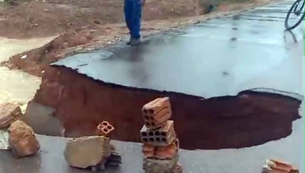 Quase apartando: chuvas intensas ameaçam isolar rua no Portal da Amazônia, em Rio Branco