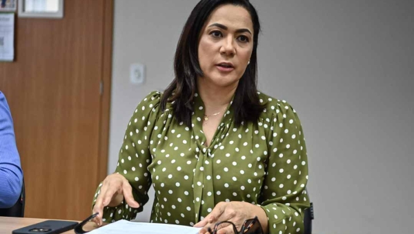 Mailza sanciona leis que garantem doação de terrenos do Estado para construção da nova maternidade em Rio Branco e para abrigar o Dnit