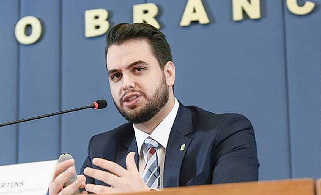 Ministro Alexandre de Moraes manda prender Filipe Martins, ex-assessor de Bolsonaro