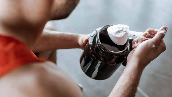 Uso de suplementos dispara e acende alerta sobre riscos sem acompanhamento nutricional