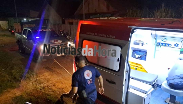 Ambulância do Samu atola em travessa abandonada e revolta populares que cobram promessas políticas