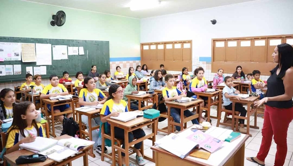 Progressão funcional pode garantir reajuste salarial a quase mil trabalhadores da Educação no Acre