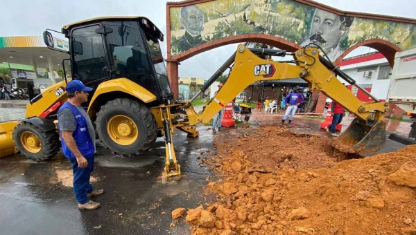 Prefeitura de Cruzeiro do Sul realiza serviços de infraestrutura no centro e no bairro Remanso mesmo no período chuvoso
