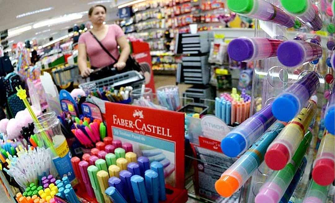 Material escolar mais caro em 2026 pressiona orçamento das famílias e movimenta comércio em Rio Branco em busca de preços mais acessíveis