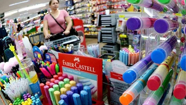 Material escolar mais caro em 2026 pressiona orçamento das famílias e movimenta comércio em Rio Branco em busca de preços mais acessíveis