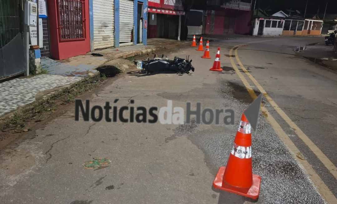 Jovem sofre múltiplas fraturas ao perder controle de moto e colidir contra porta de comércio em Rio Branco