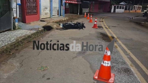Jovem sofre múltiplas fraturas ao perder controle de moto e colidir contra porta de comércio em Rio Branco