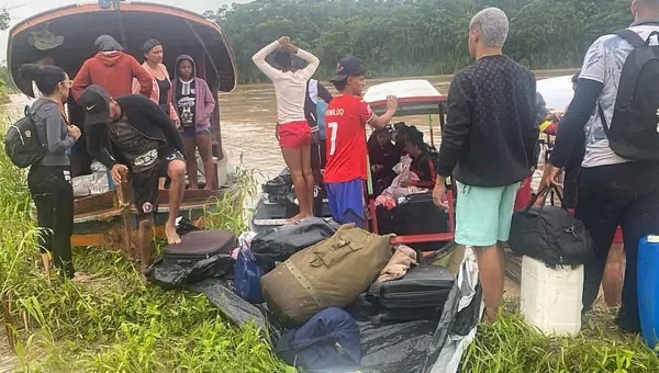 Canoa com atletas do Nápoles afunda nas águas do Rio Jordão e homem está desaparecido