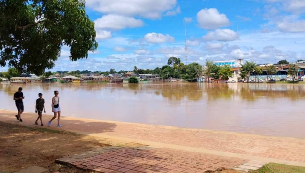 Rio Acre atinge 13,53 metros e ultrapassa cota de alerta em Rio Branco nesta quinta-feira (15)
