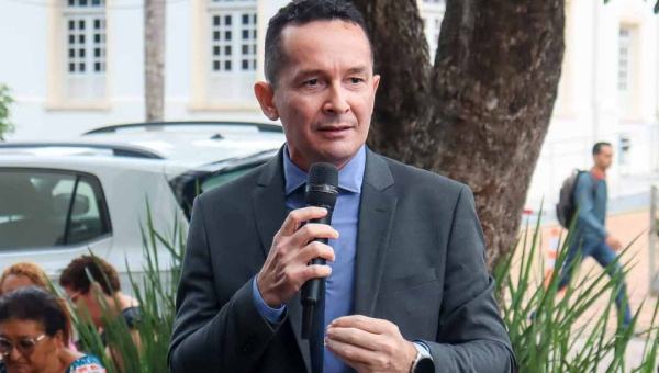 Adailton Cruz classifica a terceirização do Hospital Regional do Alto Acre como um atestado de incompetência e um retrocesso sem precedentes