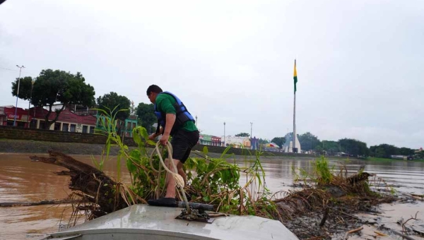 Deracre inicia retirada de balseiros acumulados nos pilares de pontes em Rio Branco