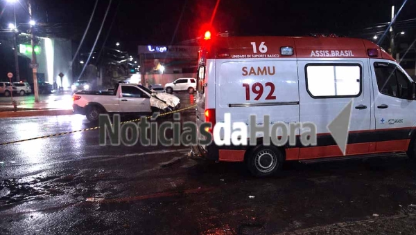 Motorista supostamente embriagado perde controle, provoca colisões e atinge papa-entulho na Avenida Ceará