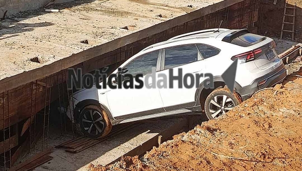 Carro invade trecho interditado e cai em vala de obra de viaduto em Rio Branco