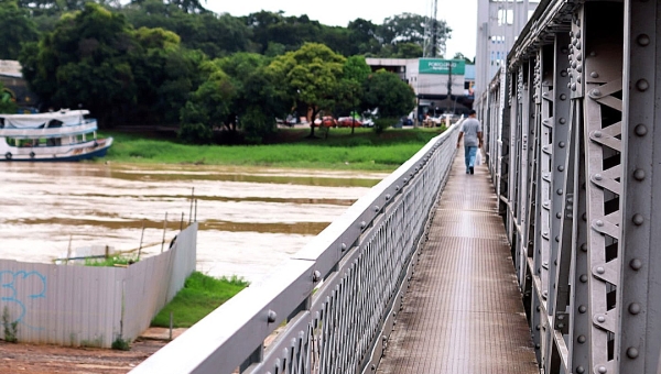 Rio Acre sobe mais seis centímetros e permanece acima da cota de transbordo em Rio Branco