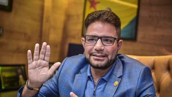 Gladson Camelí veta emenda que proibia a exploração das bets e jogos semelhantes ao tigrinho e lei que cria a loteria acreana