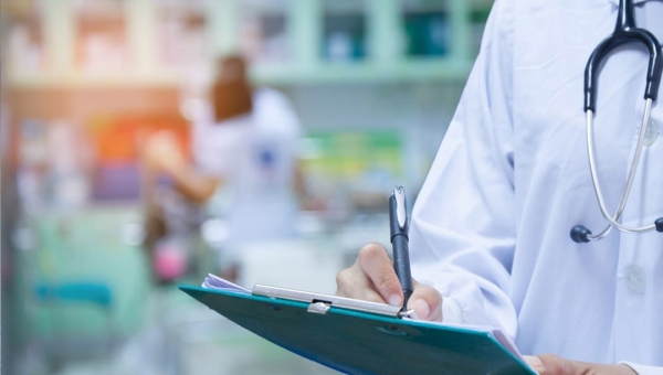 Nova regra do Cofen padroniza prescrição de medicamentos por enfermeiros; veja o queida com a resolução