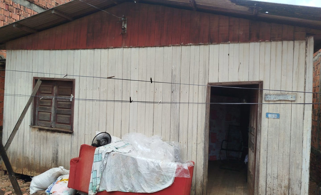Almoço de aniversário termina em susto após casa desmoronar no bairro Estação Experimental, em Rio Branco