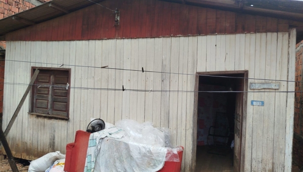 Almoço de aniversário termina em susto após casa desmoronar no bairro Estação Experimental, em Rio Branco