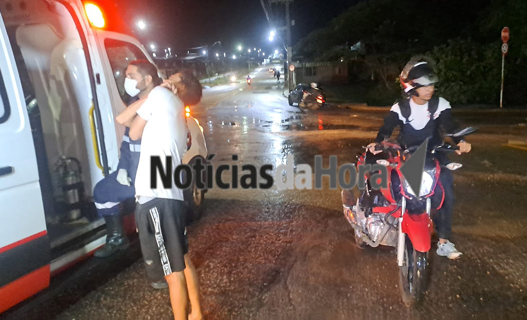 Motociclista dorme sobre a moto, bate em rotatória e colide com árvore na Estrada Jarbas Passarinho