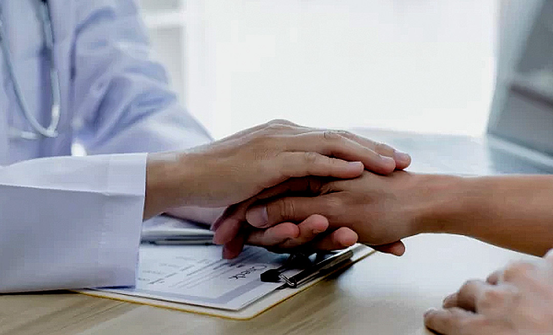 Jornalista faz vaquinha para custear tratamento da mãe de 85 anos diagnosticada com pneumonia: "Toda ajuda é bem-vinda"