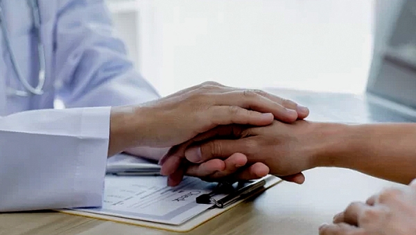 Jornalista faz vaquinha para custear tratamento da mãe de 85 anos diagnosticada com pneumonia: "Toda ajuda é bem-vinda"