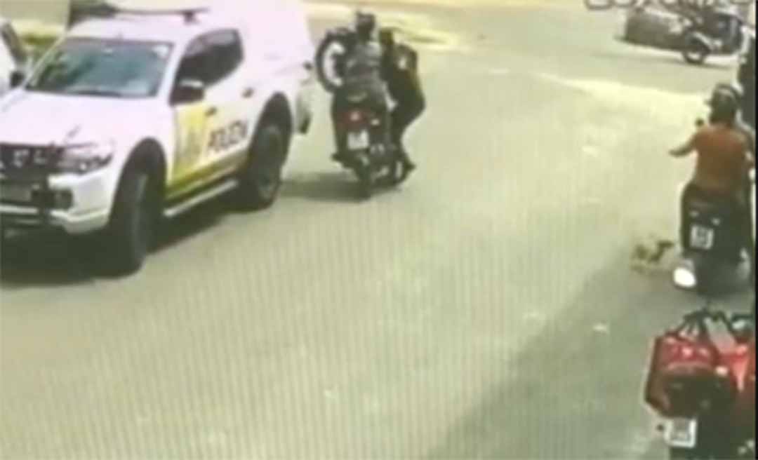 Vídeo mostra policial sendo atropelado durante abordagem em Cruzeiro do Sul