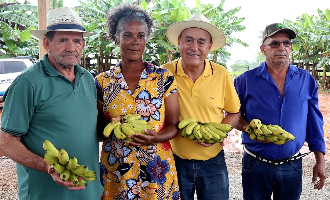 “Só existe cidade rica se o campo for rico”, diz Bocalom ao visitar o ‘Rei da Banana’ no Ramal Baixa Verde