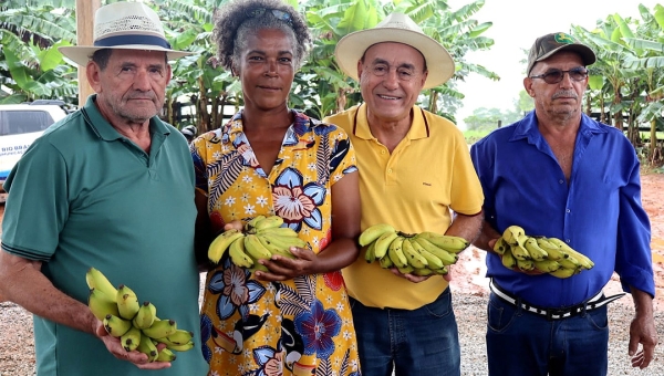 “Só existe cidade rica se o campo for rico”, diz Bocalom ao visitar o ‘Rei da Banana’ no Ramal Baixa Verde