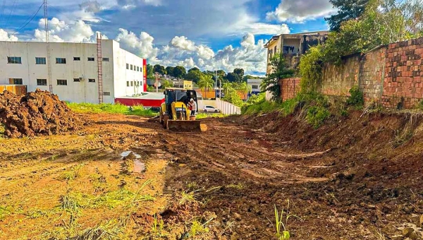 Deracre executa obras de pavimentação e infraestrutura no pátio da nova sede do Samu, em Rio Branco