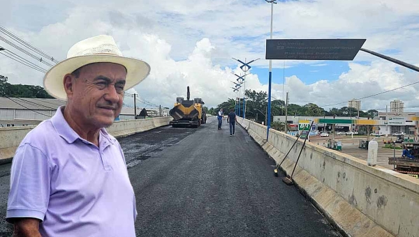 “Devagarinho a obra tá indo, mas tá indo”, diz Bocalom ao vistoriar asfaltamento do Elevado Mamédio Bittar