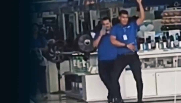 Crediário com coreografia: vendedor troca o “posso ajudar?” pelo “segue o passinho” em loja de Rio Branco