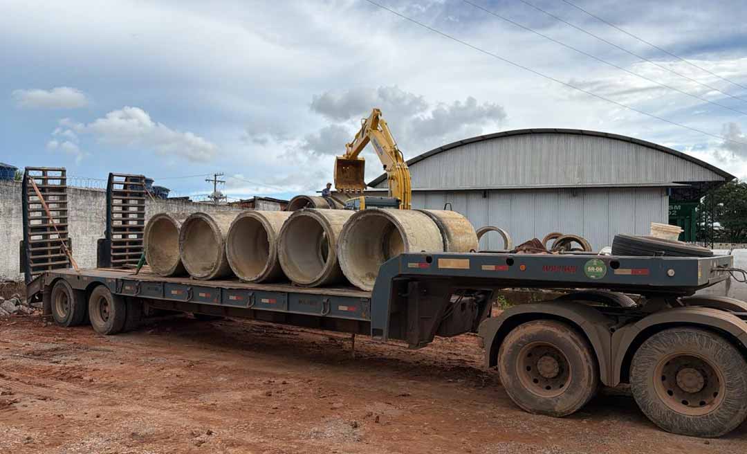 Após enxurrada que danificou pontes e ramais, Deracre envia insumos e máquinas para ajudar Brasileia