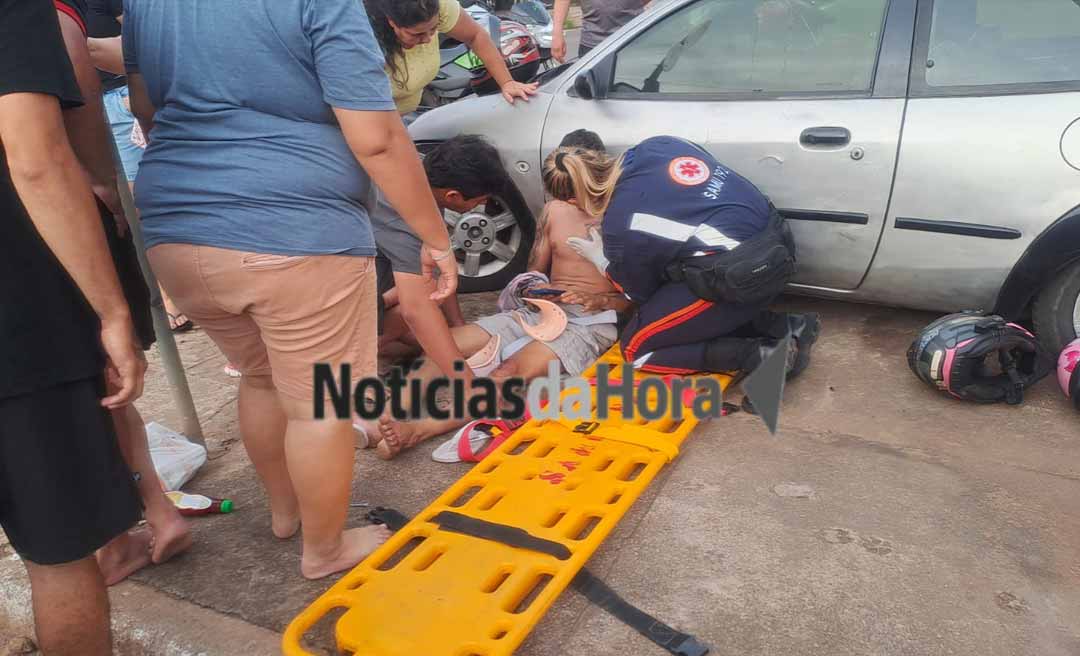 Jovens ficam feridos após motocicleta colidir na traseira de carro na divisa dos bairros Nova Estação e Conquista, em Rio Branco