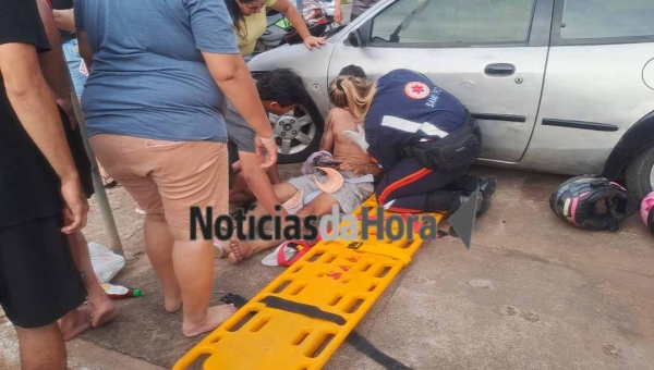 Jovens ficam feridos após motocicleta colidir na traseira de carro na divisa dos bairros Nova Estação e Conquista, em Rio Branco